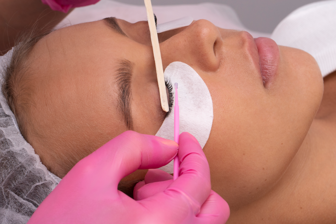 Lash artistka sundává umělé řasy klientce